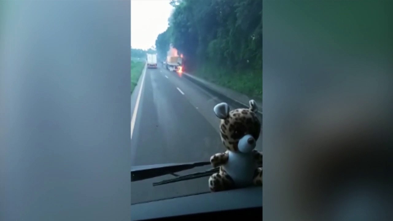 Vídeo mostra pai tentando salvar filho de carreta em chamas na BR-467