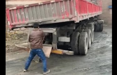 VÍDEO: esto es lo que todos los CAMIONEROS necesitan para girar en calles estrechas como esta