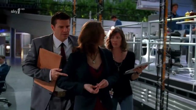 Bones 1x22 - Brennan identifies her mother’s remains