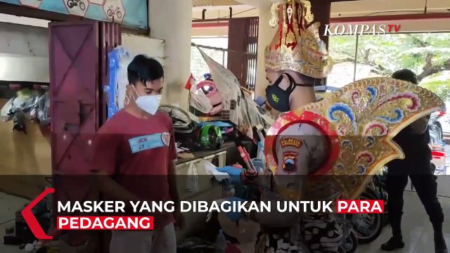 Polisi Berkostum Wayang, Bagi-bagi Masker di Pasar Tradisional