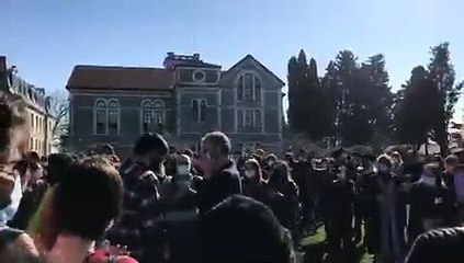 "Sizi yalnız bırakmayacağız" demişti; öğretim üyesi Erçin serbest bırakılan öğrencilerle böyle buluştu