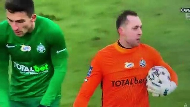 Un gardien s'envoie le ballon sur la tête