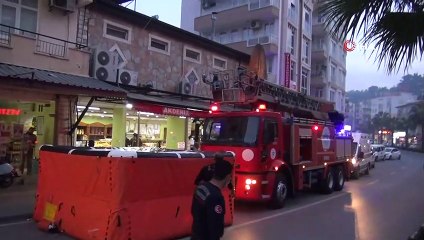 13 çocuk babası çatıya çıktı, aşağıdakiler takla atıp canlı yayın yaptı