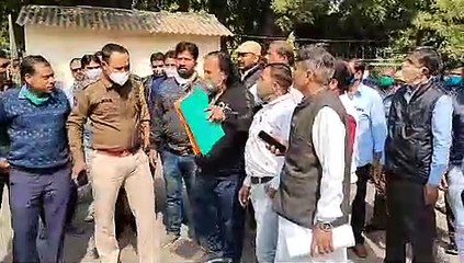 जेएनवीयू में कर्मचारियों ने किया प्रदर्शन