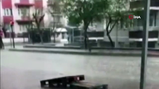 Yıldırım düşme anı kameralara yansıdı