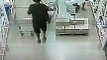 Vídeo mostra momento em que suspeito de esfaquear mulher dentro de supermercado furta faca para cometer o crime