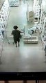 Vídeo mostra momento em que suspeito de esfaquear mulher dentro de supermercado furta faca para cometer o crime