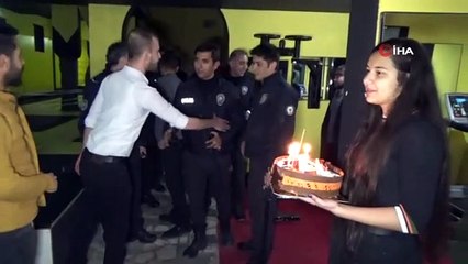Kavga ihbarına giden polislere sazlı pastalı sürpriz