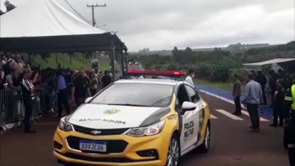Bolsonaro acena para apoiadores na saída do Centro  Treinamentos em Atletismo
