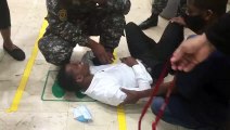 Periodista afectado por bombas lacrimógenas en disturbios entre policías y  manifestantes AFP