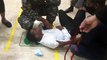 Periodista afectado por bombas lacrimógenas en disturbios entre policías y  manifestantes AFP
