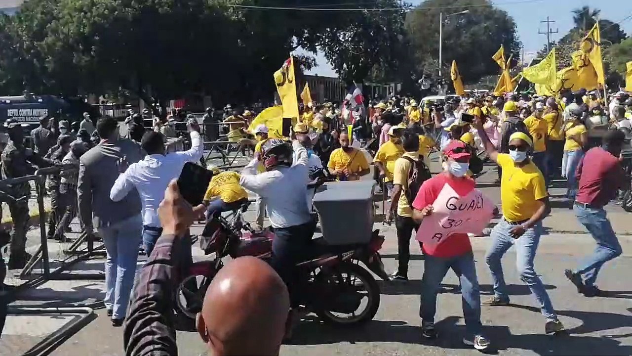 Policía lanza lacrimógenas para dispersar grupo exigía 30% AFP, gases afectan periodistas (I)