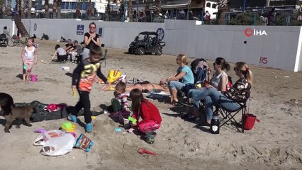 Kuşadası’nda güneşi gören plaja koştu