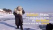 Russie : la vieille dame aux patins glisse sur le lac Baïkal