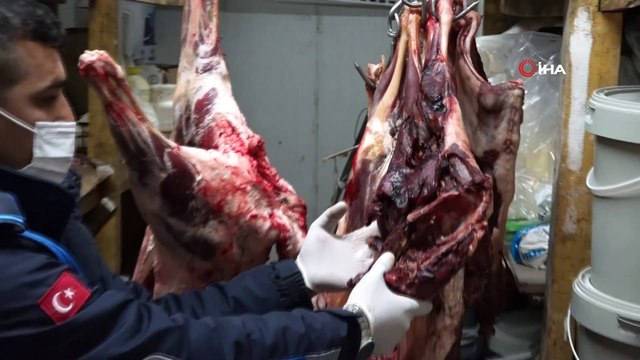 Mersin’de mide bulandıran görüntüler...Kilolarca kokmuş et, kıyma, peynir ve salça ele geçirildi