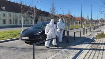 Pruebas rápidas de covid ante el palacio de María Teresa en Viena