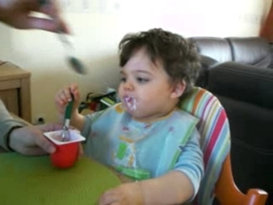 Amaury mange tout seul