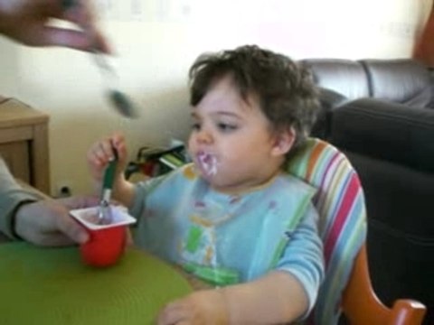 Amaury mange tout seul