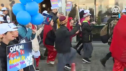 Otizme dikkat çekmek için yürüdüler