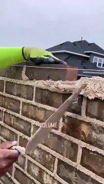 Il monte un mur en brique à une vitesse folle