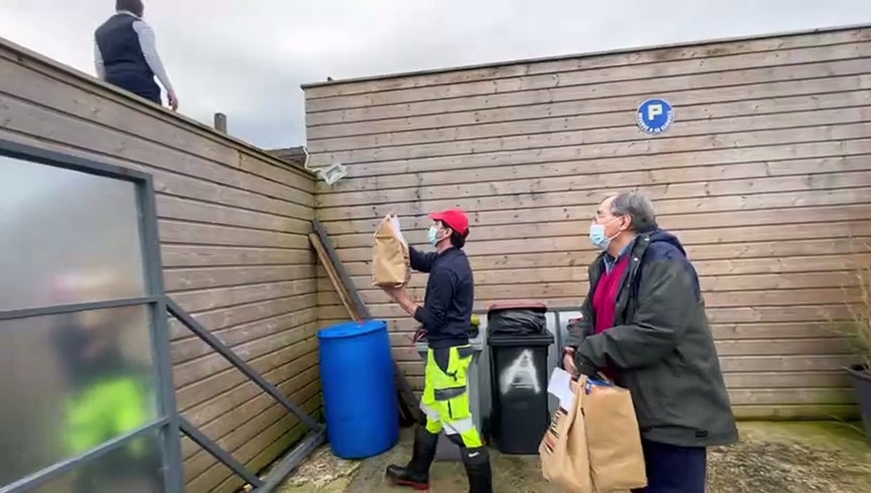 Gironde. Inondations : A Cadillac, on passe par les toits pour ravitailler les habitants isolés par la Garonne