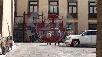 AMLO sale a tomar el Sol a los jardínes  de Palacio Nacional