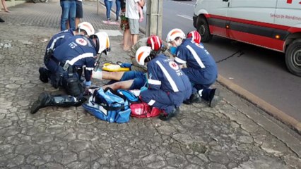 Motociclista fratura a perna em forte colisão contra carro no Centro de Cascavel