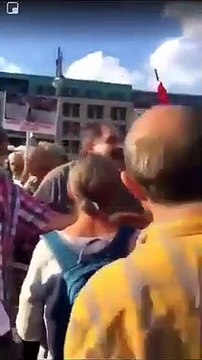 CHP/HDP yürüyüşüne Türk bayrağıyla gelen CHP üyesine linç girişimi!