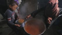 Mujer palestina sin recursos ofrece comida a otras personas en situación de vulnerabilidad en Gaza