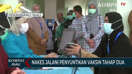 Nakes Jalani Penyuntikan Vaksin Tahap Dua