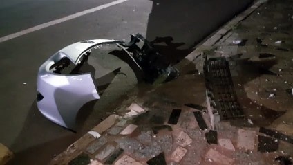 Motorista perde controle, bate em poste e foge deixando pedaços do carro para trás
