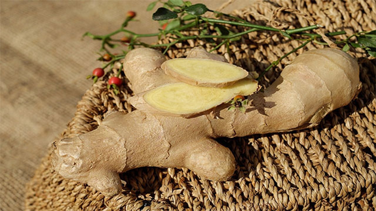 Ginger Side Effects: अदकर को खाने से होने वाले नुकसान आपको कर देंगे हैरान | Boldsky