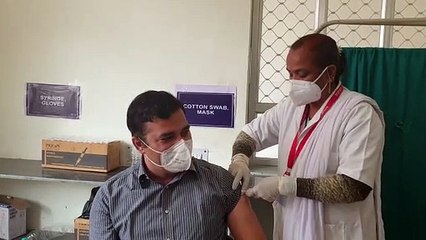 कलक्टर से बोली नर्स : आपको कोरोना का टीका लगा है, निमयों का पालना करना