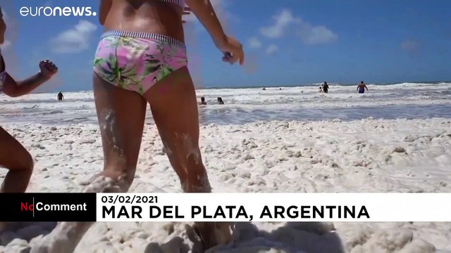 شاهد: رغوة البحر تُبهر السياح في شواطىء الأرجنتين