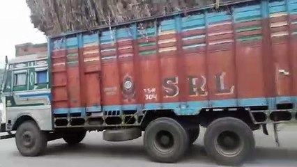 जिले भर की सड़कों पर दौड़ते है ओवरलोड वाहन, दर्दनाक हादसों की वजह बन रहे हैं