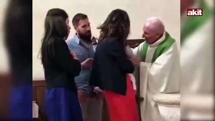 Papazdan küçük bebeğe ailesinin yanında şiddet!