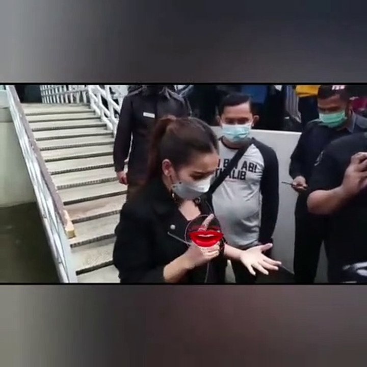 Terkait kabar batal menikah dengan Adit Jayusman, Ayu Ting Ting angkat bicara.Baginya manusia bisa berencana namun Tuhan yang menentukan