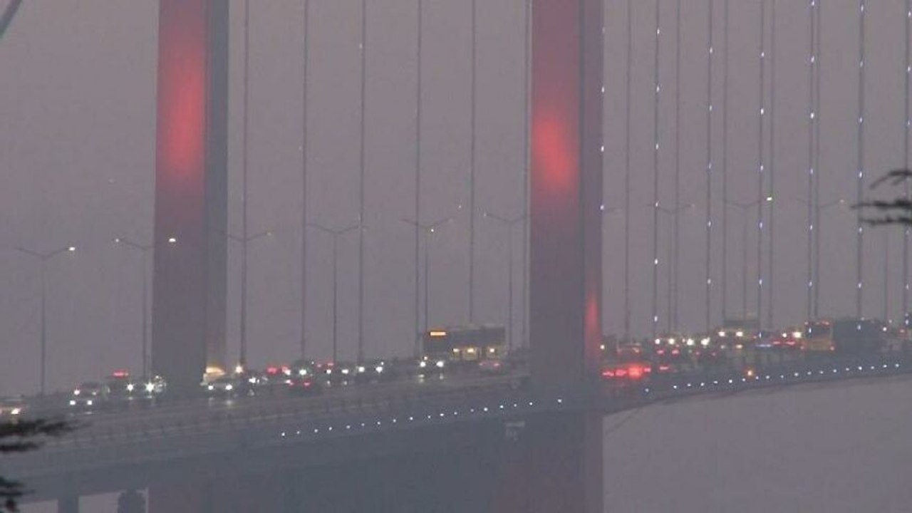 İstanbul Boğazı siste kayboldu