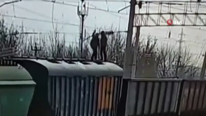 - Rusya'da tren vagonlarının üzerinde oyun oynayan çocuk elektrik akımına kapıldı