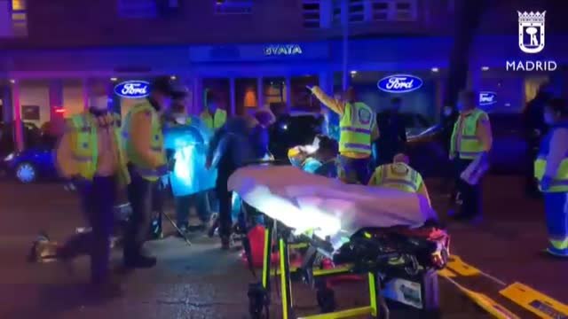 Un motorista, herido grave tras perder el control y chocar contra una isleta en Madrid