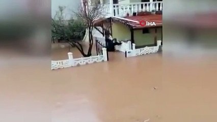 Bakan Koca, sel felaketinde hasta için beline kadar suya giren hemşirenin görüntülerini paylaştı