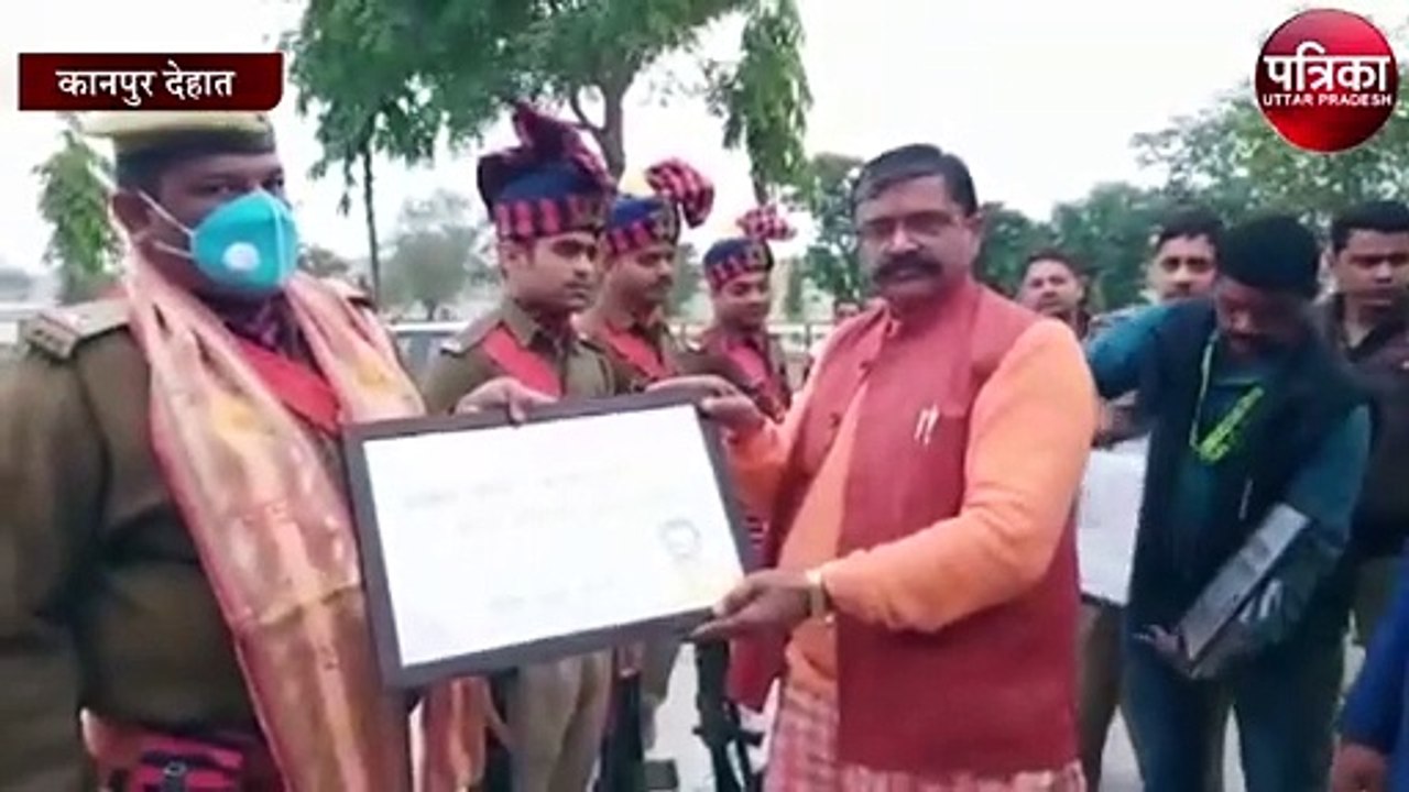 राज्यमंत्री ने गाड़ी से उतरकर पुलिस कर्मियों को देख किया ये काम, इन पुलिस कर्मियों ने दी थी सलामी