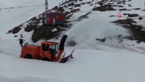 Kar kalınlığının 2 metreyi bulduğu Tanin Geçidi'nde ekiplerin karla mücadelesi sürüyor