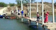 Kanpur: रिंद नदी पर ग्रामीणों ने खुद बनाया पुल, पिछले 25 सालों से सांसद