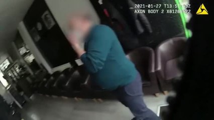 Multado por saltarse el confinamiento y abrir su peluquería