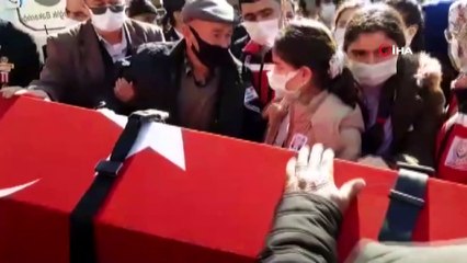 Şehit babaya kızından son ‘selam’