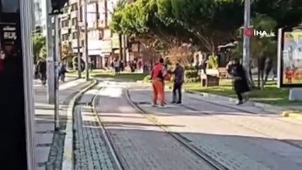Eşi ve çocuğuyla yürüyen kadına taciz iddiası ortalığı karıştırdı...Önce taciz etti, hiçbir şey olmamış gibi yoluna devam etti