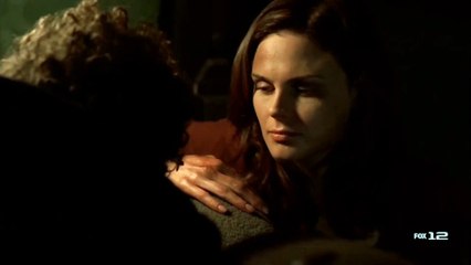 Bones 2x09 - Brennan and Hodgins send Booth a text message