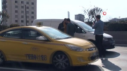 Otoyolda önünü kestikleri kuryeyi gasp ettiler