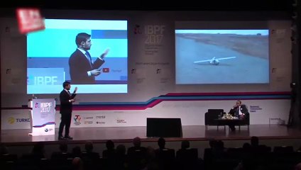 Uçan İHA'nın üstünden atlayan Türk askeri